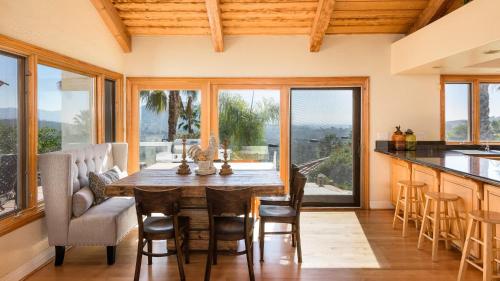 Létesítmények, Two Estates w Pools Hot Tubs Game Rooms Valley Views Tennis Court Near Beaches Wineries in San Marcos Létesítmények, Two Estates w Pools Hot Tubs Game Rooms Valley Views Tennis Court Near Beaches Wineries in San Marcos