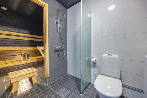 Shower, Lomahuoneisto Skivillas 26 B 6 in Hyrynsalmi Shower, Lomahuoneisto Skivillas 26 B 6 in Hyrynsalmi