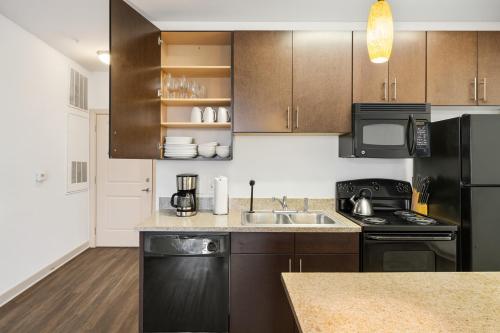 Urban Mid-Rise Studio King-Size Stay 3z9 near อุโมงค์ไฟ LED สีรุ้ง Urban Mid-Rise Studio King-Size Stay 3z9 near อุโมงค์ไฟ LED สีรุ้ง