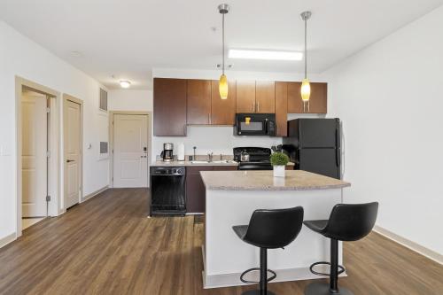 Urban Mid-Rise Studio King-Size Stay 3z9 near อุโมงค์ไฟ LED สีรุ้ง Urban Mid-Rise Studio King-Size Stay 3z9 near อุโมงค์ไฟ LED สีรุ้ง