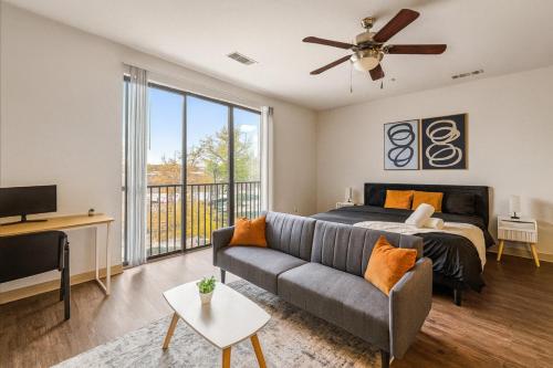 Bright Mid-Rise Studio King Comfort 2y5 near กู๊ดพีเพิลบริววิงคอมพานี Bright Mid-Rise Studio King Comfort 2y5 near กู๊ดพีเพิลบริววิงคอมพานี