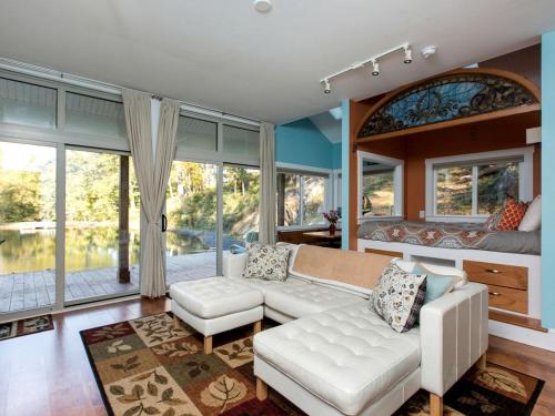 Incredible Cabin Rental with a Pond and Waterfall on the Shenandoah River, Virginia in Front Royal (VA) Incredible Cabin Rental with a Pond and Waterfall on the Shenandoah River, Virginia in Front Royal (VA)