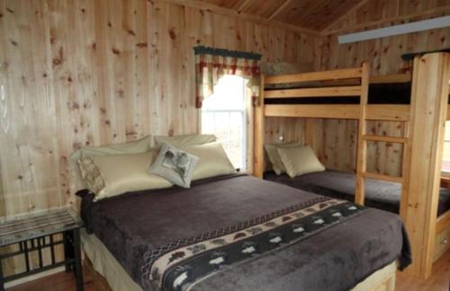 Family-Friendly Cabin Surrounded by Small Town Charm in Sundance, Wyoming in صندانس Family-Friendly Cabin Surrounded by Small Town Charm in Sundance, Wyoming in صندانس