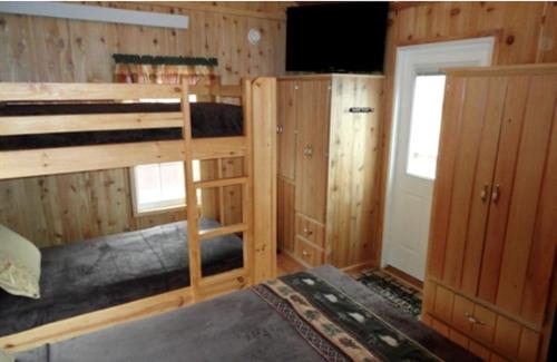 Family-Friendly Cabin Surrounded by Small Town Charm in Sundance, Wyoming in صندانس Family-Friendly Cabin Surrounded by Small Town Charm in Sundance, Wyoming in صندانس