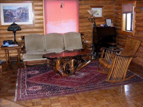 Traditional Log Cabin Rental with Deck in the Pine Forests of Columbus, Montana in Columbus (Montana) Traditional Log Cabin Rental with Deck in the Pine Forests of Columbus, Montana in Columbus (Montana)