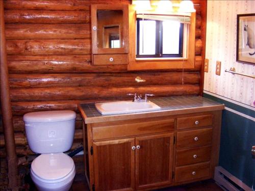 Traditional Log Cabin Rental with Deck in the Pine Forests of Columbus, Montana in Columbus (Montana) Traditional Log Cabin Rental with Deck in the Pine Forests of Columbus, Montana in Columbus (Montana)