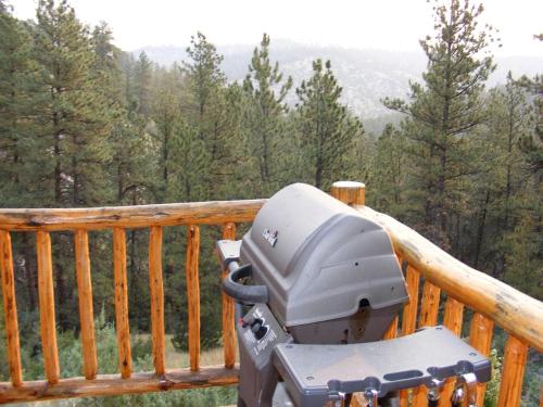 Traditional Log Cabin Rental with Deck in the Pine Forests of Columbus, Montana in Columbus (Montana) Traditional Log Cabin Rental with Deck in the Pine Forests of Columbus, Montana in Columbus (Montana)