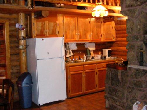 Traditional Log Cabin Rental with Deck in the Pine Forests of Columbus, Montana in Columbus (Montana) Traditional Log Cabin Rental with Deck in the Pine Forests of Columbus, Montana in Columbus (Montana)