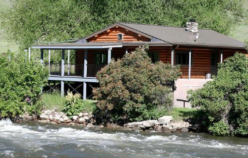 Spacious and Open Cabin Rental on Stillwater River near Billings, Montana in Columbus (Montana) Spacious and Open Cabin Rental on Stillwater River near Billings, Montana in Columbus (Montana)