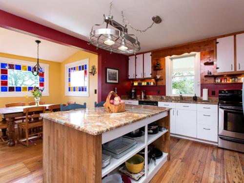 Breathtaking Cottage Rental on 100 Acres on the Shenandoah River, Virginia in Front Royal (VA) Breathtaking Cottage Rental on 100 Acres on the Shenandoah River, Virginia in Front Royal (VA)