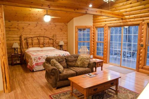 Rustic Cozy Cabin with Hot-tub in Carbondale, Illinois in Carbondale (IL) Rustic Cozy Cabin with Hot-tub in Carbondale, Illinois in Carbondale (IL)