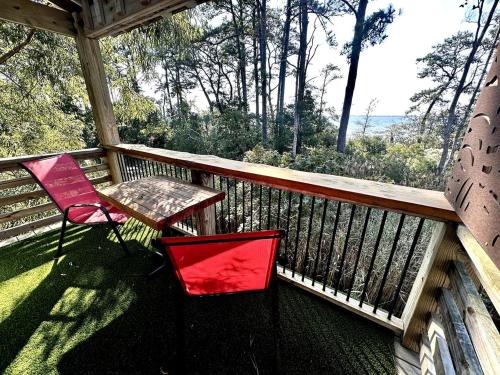 Elevated Cabin in the Trees Perfect for a Weekend Getaway in the Outer Banks, North Carolina in Kitty Hawk (NC) Elevated Cabin in the Trees Perfect for a Weekend Getaway in the Outer Banks, North Carolina in Kitty Hawk (NC)