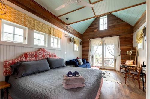 Elevated Cabin in the Trees Perfect for a Weekend Getaway in the Outer Banks, North Carolina in Kitty Hawk (NC) Elevated Cabin in the Trees Perfect for a Weekend Getaway in the Outer Banks, North Carolina in Kitty Hawk (NC)