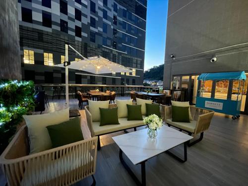 Restaurant, Dorsett Tsuen Wan Hong Kong in Tsuen Wan Restaurant, Dorsett Tsuen Wan Hong Kong in Tsuen Wan