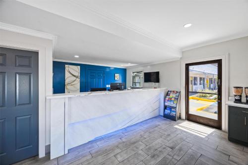 Előcsarnok, Signature Inn San Jose near Raging Waters Előcsarnok, Signature Inn San Jose near Raging Waters