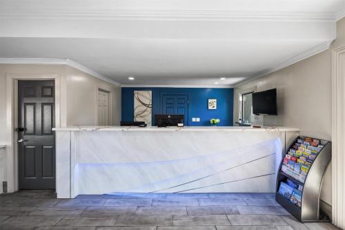 Előcsarnok, Signature Inn San Jose near Raging Waters Előcsarnok, Signature Inn San Jose near Raging Waters