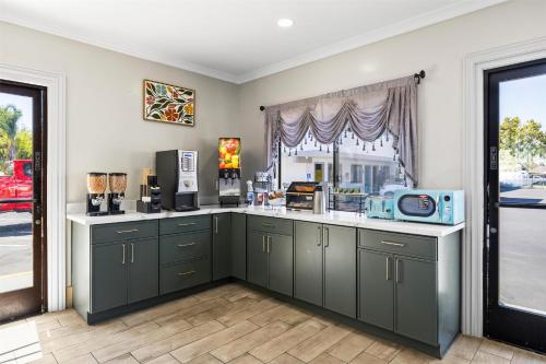 Ételek és italok, Signature Inn San Jose near Raging Waters Ételek és italok, Signature Inn San Jose near Raging Waters