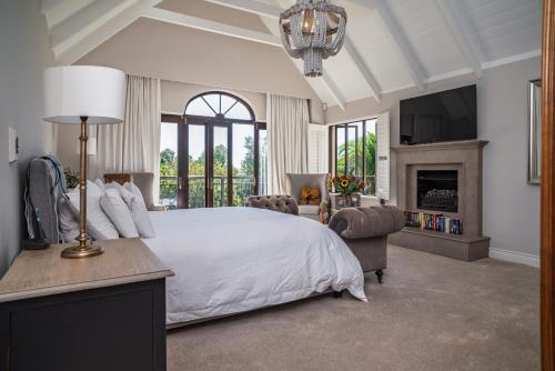 Villa Zwaanswyk 5 Bedroom Retreat near Silvermine Nature Reserve Villa Zwaanswyk 5 Bedroom Retreat near Silvermine Nature Reserve