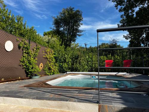 Úszómedence, Villa Simone proche Uzes et pont du Gard in Bourdic Úszómedence, Villa Simone proche Uzes et pont du Gard in Bourdic