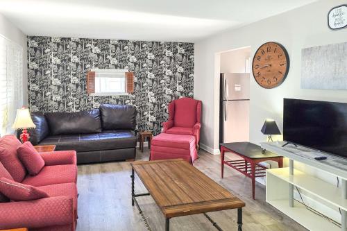 2BR Retreat with Fire Pit Close To Downtown STL in St. Ann 2BR Retreat with Fire Pit Close To Downtown STL in St. Ann