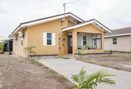 Breezy Bungalow Gated 2BR w Pool WiFi in 老港口 Breezy Bungalow Gated 2BR w Pool WiFi in 老港口