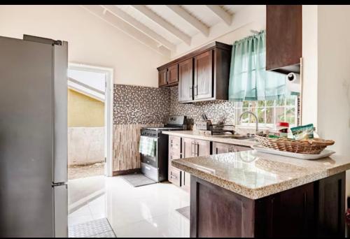 Breezy Bungalow Gated 2BR w Pool WiFi in 老港口 Breezy Bungalow Gated 2BR w Pool WiFi in 老港口