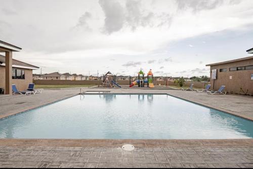 泳池, Breezy Bungalow Gated 2BR w Pool WiFi in 老港口 泳池, Breezy Bungalow Gated 2BR w Pool WiFi in 老港口