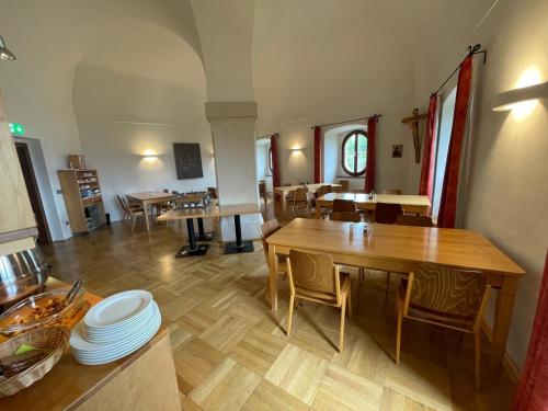مطبخ, Gästehaus Benediktinerstift Göttweig - Bed & Breakfast Monastery (Gastehaus Benediktinerstift Gottweig - Bed & Breakfast Monastery) in Furth bei Gottweig مطبخ, Gästehaus Benediktinerstift Göttweig - Bed & Breakfast Monastery (Gastehaus Benediktinerstift Gottweig - Bed & Breakfast Monastery) in Furth bei Gottweig