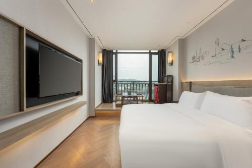 Holiday Inn Hangzhou West Lake By IHG in Hangzhou Holiday Inn Hangzhou West Lake By IHG in Hangzhou