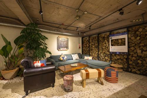 Shared lounge/TV area, Beimen Wow Poshtel in Taipei Shared lounge/TV area, Beimen Wow Poshtel in Taipei