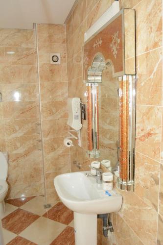 Shower, Meknes 3 Spacious Penthouse in Zitoune Shower, Meknes 3 Spacious Penthouse in Zitoune