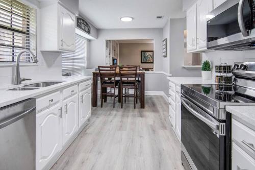 Carrollton Retreat Pet-friendly, Sleeps 8! in Plano (Texas) Carrollton Retreat Pet-friendly, Sleeps 8! in Plano (Texas)