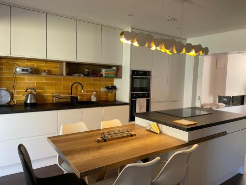 EV friendly & Stylish Dunmore East Holiday Home Sleeps 7 in Dunmore East EV friendly & Stylish Dunmore East Holiday Home Sleeps 7 in Dunmore East