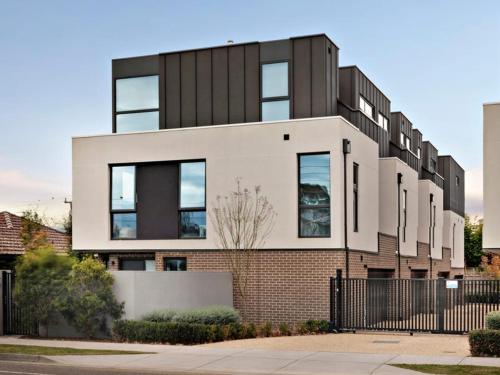 Comfy 3br Malvern East Home Near Chadstone & Uni in Malvern Comfy 3br Malvern East Home Near Chadstone & Uni in Malvern