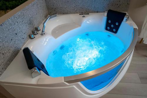 Hot tub, Suite sensuelle et balneotherapie in Nemours Hot tub, Suite sensuelle et balneotherapie in Nemours