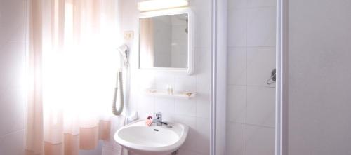Bathroom, San Gabriele in Loreto Bathroom, San Gabriele in Loreto