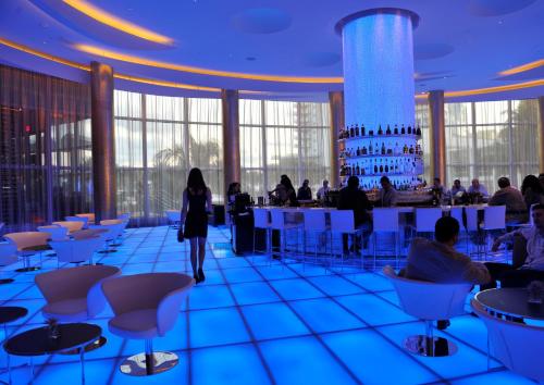 Pub/Ruang Rehat, Fontainebleau Miami Beach in Miami Beach (FL) Pub/Ruang Rehat, Fontainebleau Miami Beach in Miami Beach (FL)