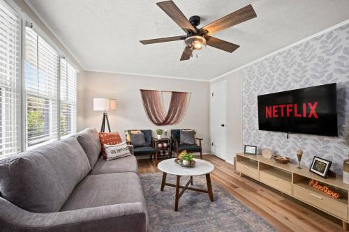 10 min to NRG Park | Private Deck | Movie Nights in Oak Hill (WV) 10 min to NRG Park | Private Deck | Movie Nights in Oak Hill (WV)