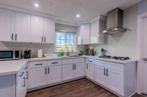 Cozy Comfort LA House with Stunning Scenic Views in East Los Angeles Cozy Comfort LA House with Stunning Scenic Views in East Los Angeles