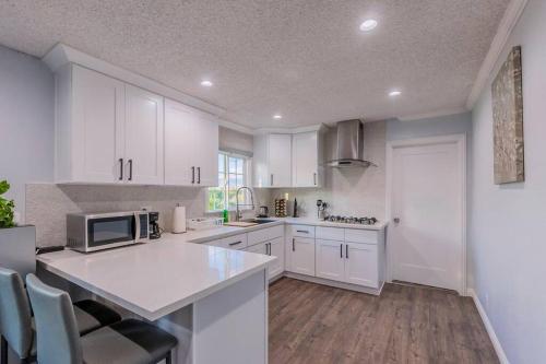 Cozy Comfort LA House with Stunning Scenic Views in East Los Angeles Cozy Comfort LA House with Stunning Scenic Views in East Los Angeles