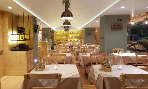 Restaurant, Atlantis City Hotel in Rhodes Restaurant, Atlantis City Hotel in Rhodes
