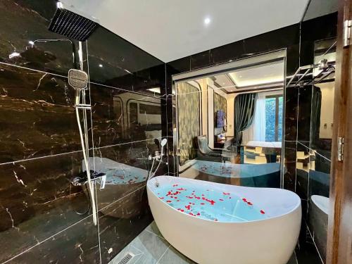 Hot tub, Royal Hotel Thanh Tri in Thanh Tri Hot tub, Royal Hotel Thanh Tri in Thanh Tri