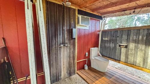 Tiny Barn at Windy Oaks in كريسال ريفر Tiny Barn at Windy Oaks in كريسال ريفر