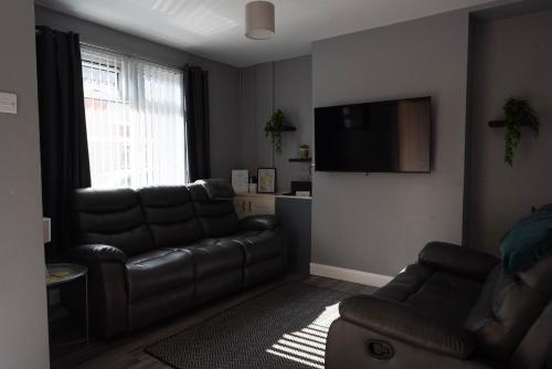 Caras Place , Falls Road in ฟอลส์ พาร์ก Caras Place , Falls Road in ฟอลส์ พาร์ก