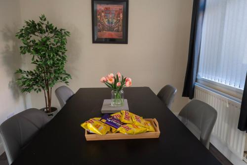 Caras Place , Falls Road in ฟอลส์ พาร์ก Caras Place , Falls Road in ฟอลส์ พาร์ก