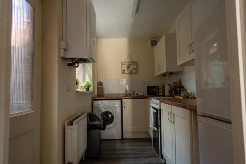 Caras Place , Falls Road in ฟอลส์ พาร์ก Caras Place , Falls Road in ฟอลส์ พาร์ก