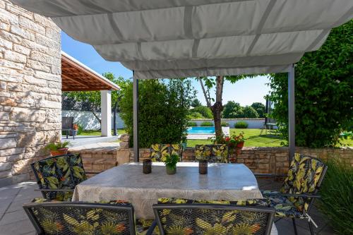 Stone house Furlani with a lovely garden in Svetvincenat Stone house Furlani with a lovely garden in Svetvincenat