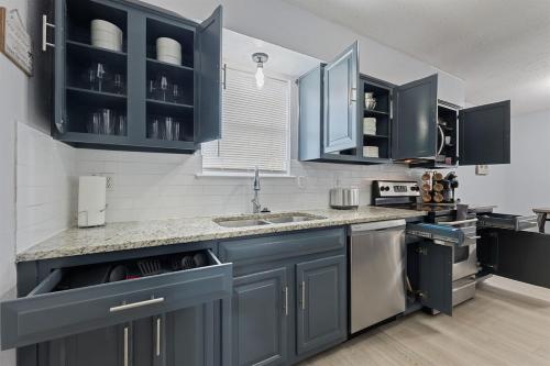 주방, Spacious Humble Retreat - Near IAH & Lake Houston - Sleeps 9 in 아타스코시타 주방, Spacious Humble Retreat - Near IAH & Lake Houston - Sleeps 9 in 아타스코시타