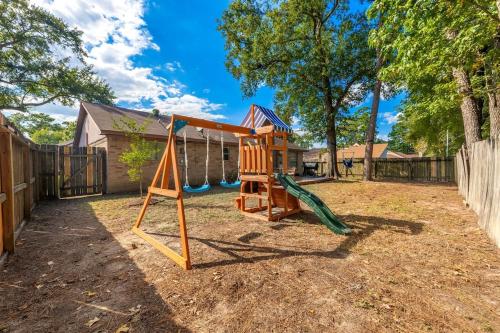 놀이터, Spacious Humble Retreat - Near IAH & Lake Houston - Sleeps 9 in 아타스코시타 놀이터, Spacious Humble Retreat - Near IAH & Lake Houston - Sleeps 9 in 아타스코시타