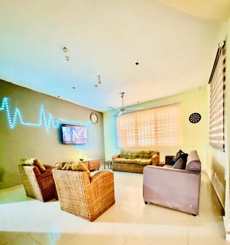 sala de TV, BERG'S BEACH HOUSE in Winneba sala de TV, BERG'S BEACH HOUSE in Winneba